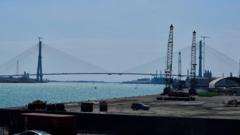 Trump threatens to block opening of US-Canada bridge